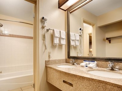bathroom 1 - hotel best western ingram park inn - san antonio, united states of america