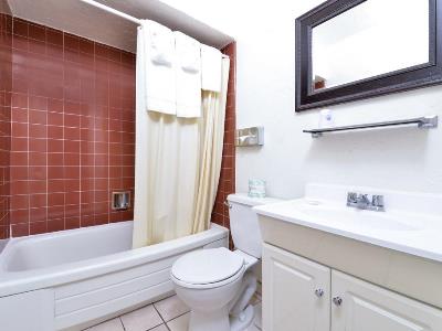 bathroom - hotel americas best value inn loma lodge - san diego, united states of america