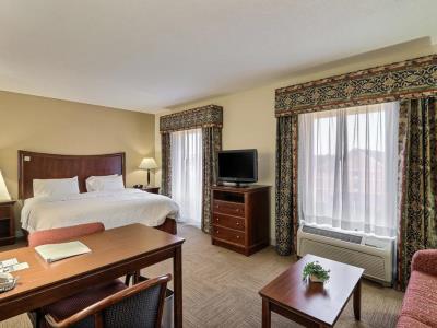 bedroom - hotel hampton inn savannah i-95 south gateway - savannah, united states of america