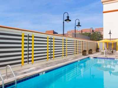 outdoor pool - hotel doubletree savannah historic district - savannah, united states of america