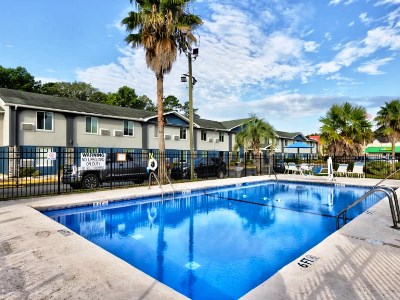 outdoor pool - hotel days inn wyndham savannah gateway i-95 - savannah, united states of america