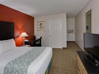 bedroom 1 - hotel la quinta inn tampa near busch gardens - tampa, united states of america