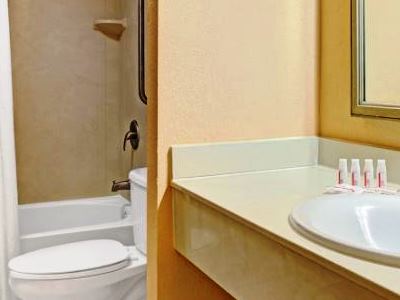 bathroom - hotel days inn n suites wyndham near ybor city - tampa, united states of america