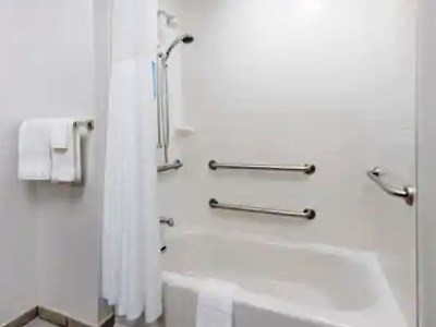 bathroom - hotel hampton inn washington, d.c./white house - washington, dc, united states of america