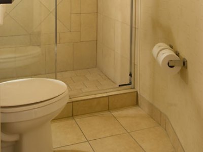 bathroom - hotel springhill suites orlando airport - orlando, united states of america