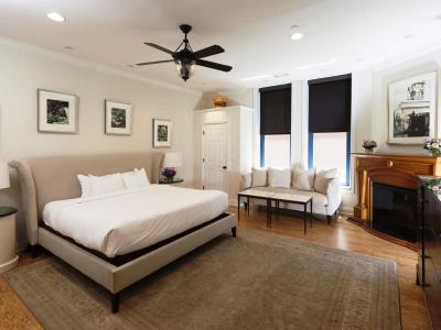 bedroom 1 - hotel cincinnatian, curio collection by hilton - cincinnati, united states of america