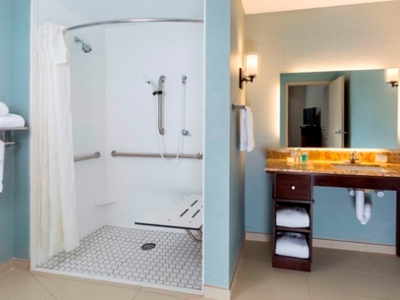 bathroom - hotel homewood suites by hilton akron fairlawn - akron, united states of america