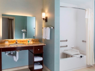 bathroom 1 - hotel homewood suites by hilton akron fairlawn - akron, united states of america