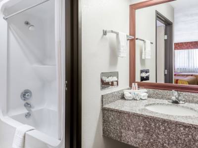 bathroom - hotel days inn by wyndham amarillo-medical ctr - amarillo, united states of america