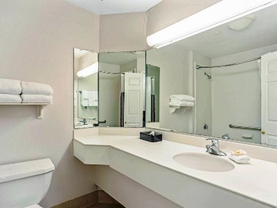 bathroom - hotel la quinta inn n ste birmingham homewood - birmingham, alabama, united states of america