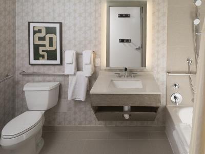 bathroom - hotel hilton birmingham at uab - birmingham, alabama, united states of america