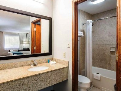 bathroom - hotel days inn by wyndham foley - foley, united states of america