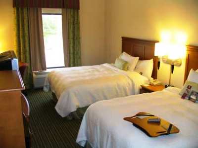 standard bedroom - hotel hampton inn birmingham i-65 lakeshore dr - homewood, united states of america