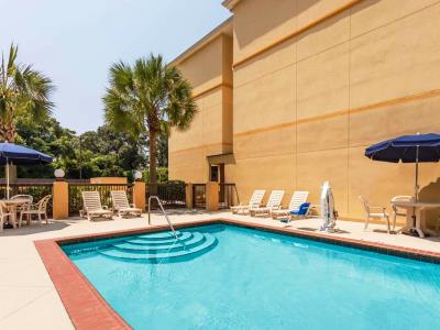 outdoor pool - hotel days inn by wyndham north mobile - mobile, united states of america