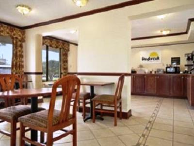breakfast room - hotel days inn and suites by wyndham mobile - mobile, united states of america