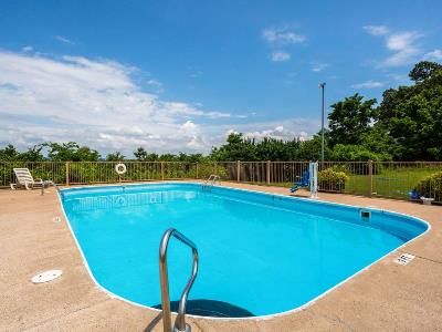 outdoor pool - hotel days inn by wyndham batesville ar - batesville, arkansas, united states of america