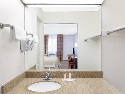 bathroom - hotel days inn by wyndham kingman west - kingman, united states of america