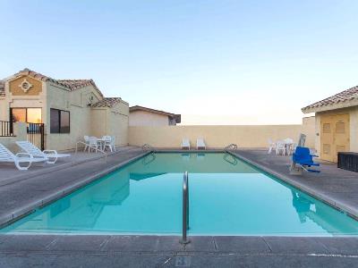 outdoor pool 1 - hotel days inn by wyndham kingman west - kingman, united states of america