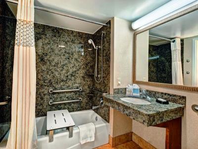 bathroom - hotel hampton inn lake havasu city - lake havasu city, united states of america