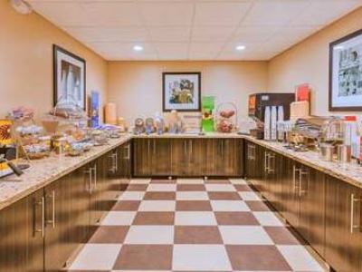 breakfast room - hotel hampton inn bakersfield central - bakersfield, united states of america