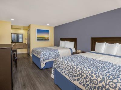 bedroom - hotel days inn by wyndham casino/outlet mall - banning, united states of america