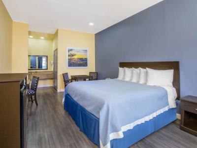 bedroom 1 - hotel days inn by wyndham casino/outlet mall - banning, united states of america