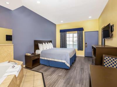 bedroom 2 - hotel days inn by wyndham casino/outlet mall - banning, united states of america