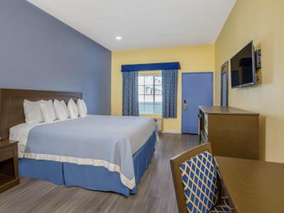 bedroom 3 - hotel days inn by wyndham casino/outlet mall - banning, united states of america