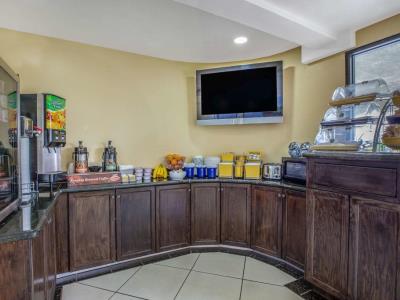 breakfast room - hotel days inn by wyndham casino/outlet mall - banning, united states of america