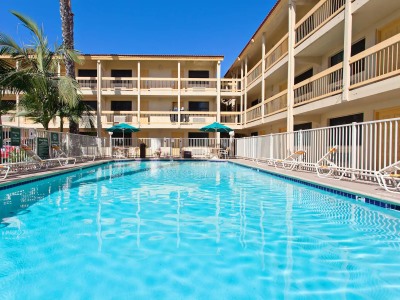 outdoor pool - hotel la quinta inn costa mesa orange county - costa mesa, california, united states of america
