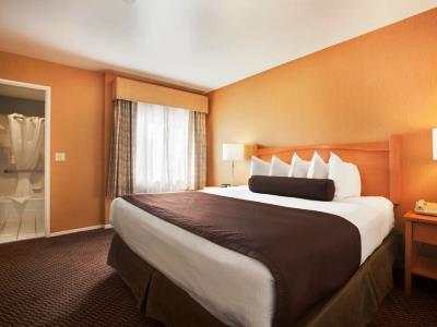 bedroom - hotel ramada wyndham costa mesa/newport beach - costa mesa, california, united states of america