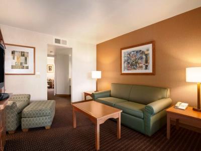 bedroom 1 - hotel ramada wyndham costa mesa/newport beach - costa mesa, california, united states of america