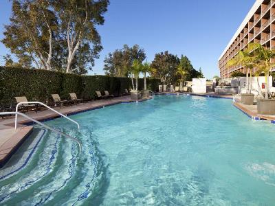 outdoor pool - hotel hilton orange county/costa mesa - costa mesa, california, united states of america