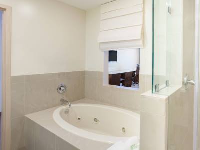 bathroom 2 - hotel ramada by wyndham culver city - culver city, united states of america