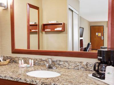 bathroom - hotel travelodge by wyndham culver city - culver city, united states of america
