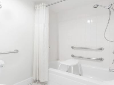 bathroom 1 - hotel days inn by wyndham davis near uc davis - davis, united states of america