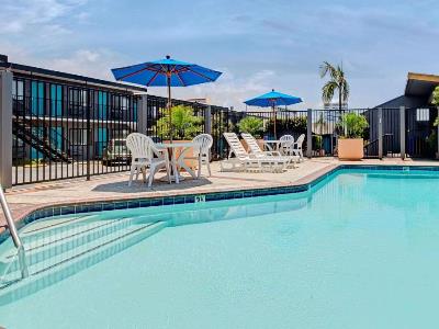 outdoor pool - hotel travelodge by wyndham lax - el segundo, united states of america