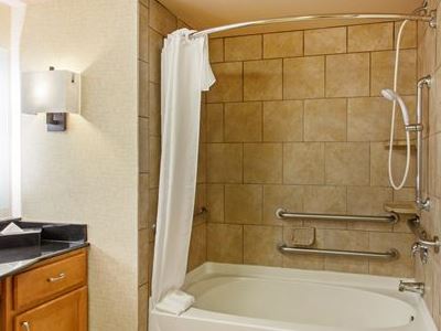 bathroom - hotel homewood suites fairfield napa valley - fairfield, california, united states of america
