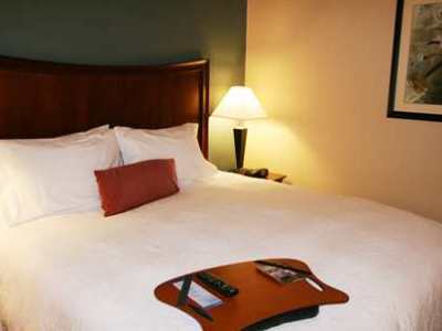 bedroom - hotel hampton inn and suites folsom - folsom, united states of america