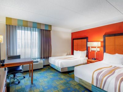 bedroom - hotel la quinta inn n suites silicon valley - fremont, california, united states of america