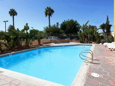 outdoor pool - hotel ramada plaza garden grove - garden grove, united states of america