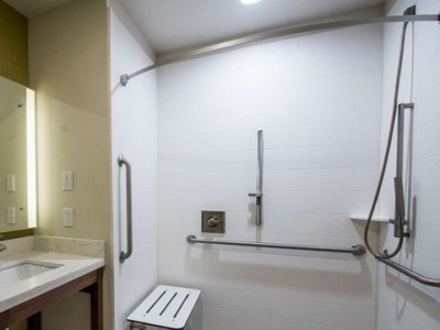 bathroom 1 - hotel best western plus gardena inn and suites - gardena, united states of america