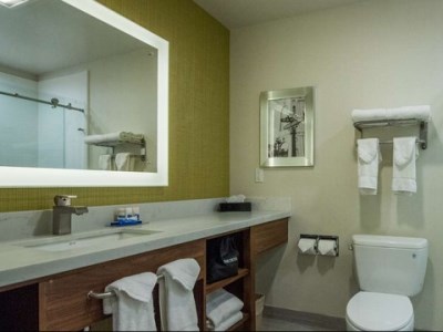 bathroom - hotel best western plus gardena inn and suites - gardena, united states of america