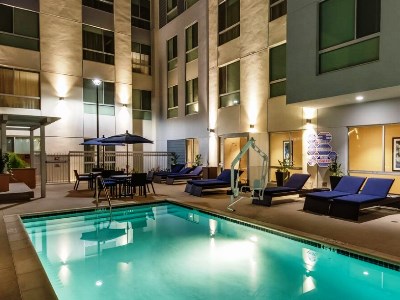 outdoor pool - hotel hampton inn suite los angeles - glendale - glendale, california, united states of america