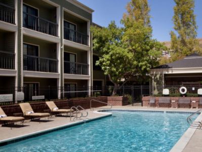 outdoor pool - hotel courtyard larkspur landing/marin county - larkspur, united states of america