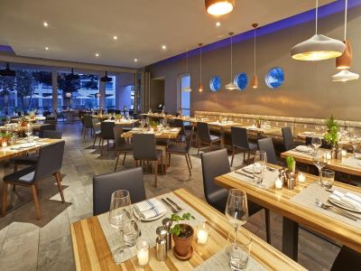 restaurant - hotel mdr a doubletree by hilton - marina del rey, united states of america