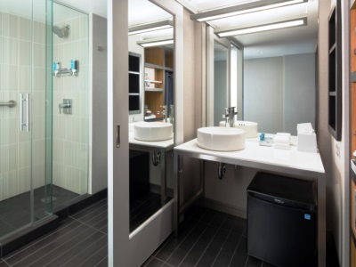 bathroom - hotel aloft san francisco airport - millbrae, united states of america