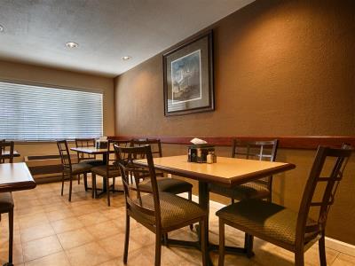 breakfast room - hotel best western town house lodge - modesto, united states of america