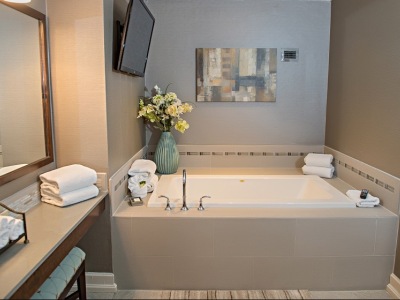 bathroom - hotel doubletree by hilton modesto - modesto, united states of america