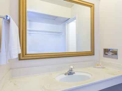 bathroom - hotel days inn by wyndham modesto - modesto, united states of america